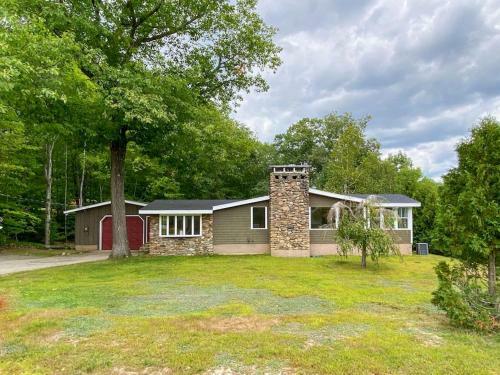 Great Location. Sleeps 10. Hot Tub. Updated