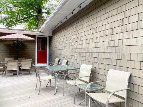Great Location. Sleeps 10. Hot Tub. Updated