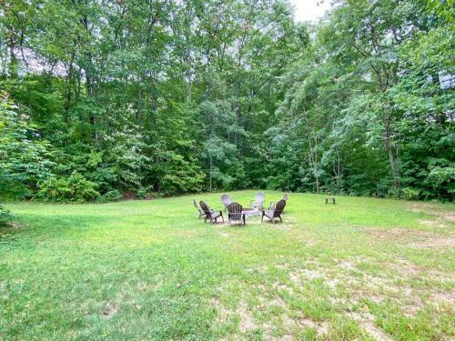 Great Location. Sleeps 10. Hot Tub. Updated
