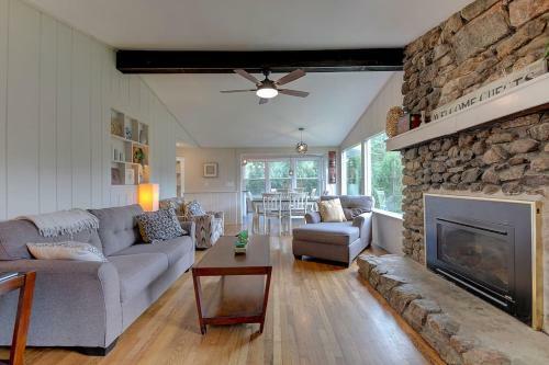 Great Location. Sleeps 10. Hot Tub. Updated