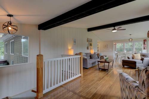 Great Location. Sleeps 10. Hot Tub. Updated