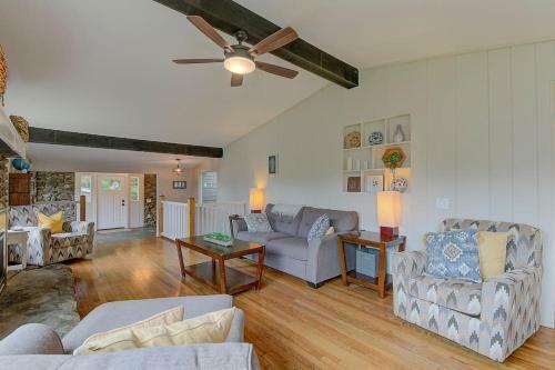 Great Location. Sleeps 10. Hot Tub. Updated