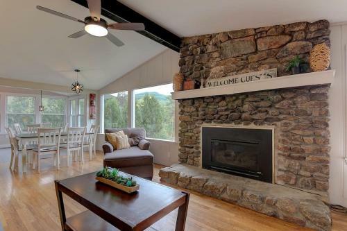 Great Location. Sleeps 10. Hot Tub. Updated