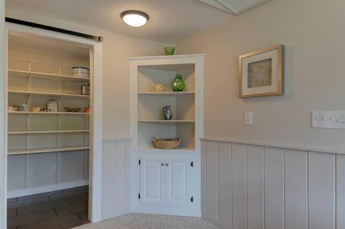 Great Location. Sleeps 10. Hot Tub. Updated