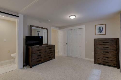 Great Location. Sleeps 10. Hot Tub. Updated