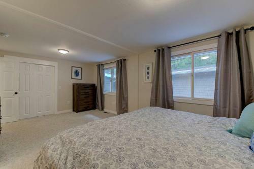 Great Location. Sleeps 10. Hot Tub. Updated