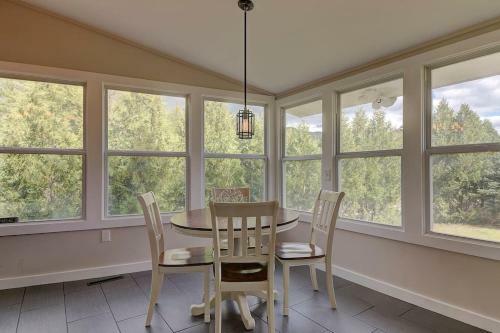 Great Location. Sleeps 10. Hot Tub. Updated
