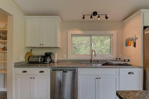 Great Location. Sleeps 10. Hot Tub. Updated