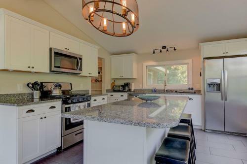 Great Location. Sleeps 10. Hot Tub. Updated