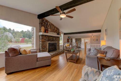 Great Location. Sleeps 10. Hot Tub. Updated
