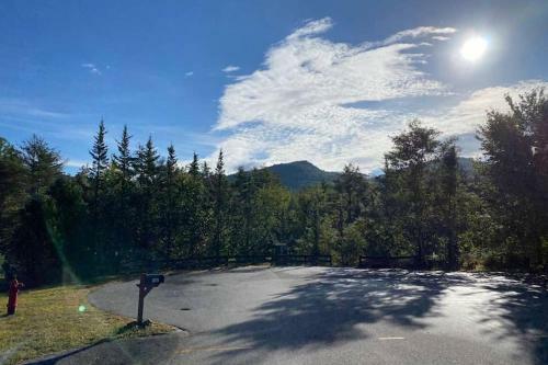 Great Location. Sleeps 10. Hot Tub. Updated