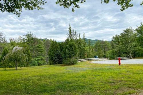 Great Location. Sleeps 10. Hot Tub. Updated