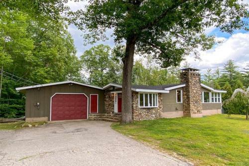 Great Location. Sleeps 10. Hot Tub. Updated