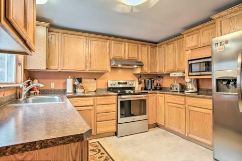 Spacious Bethlehem Mountaintop Home With Deck And View