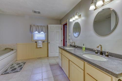 Fife And Drum Beach Home - 5 Bed 3 Bath Vacation Home In Freedom