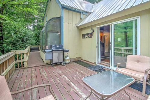 Rustic Intervale Hideaway With Deck And Wooded Views!