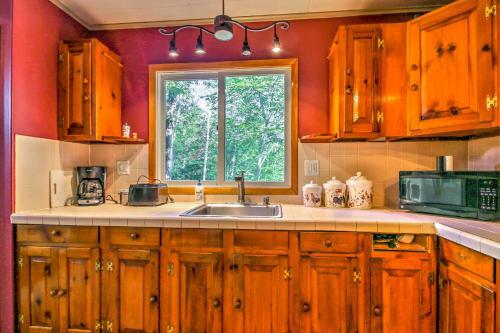 Rustic Intervale Hideaway With Deck And Wooded Views!