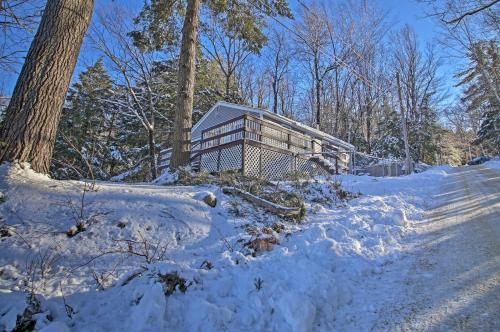 Sawyer Lake Home - Walk To 6 Swimming Beaches