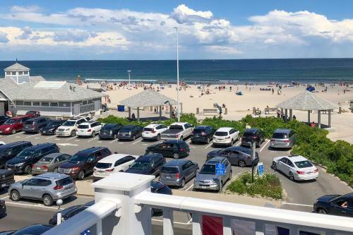 Apartment With Ocean Views Walk To Hampton Bch!