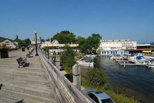 Apartamento Laconia Apt With Paugus Bay View, 3 Mi To Beach