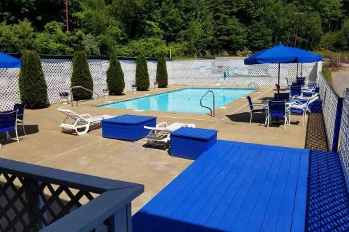 Apartamento Laconia Apt With Paugus Bay View, 3 Mi To Beach