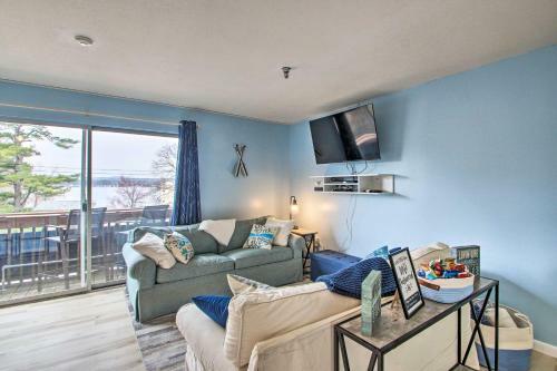 Apartamento Laconia Apt With Paugus Bay View, 3 Mi To Beach