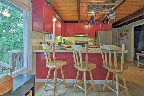 Conway Area Chalet With Mountain Views And Fire Pit!