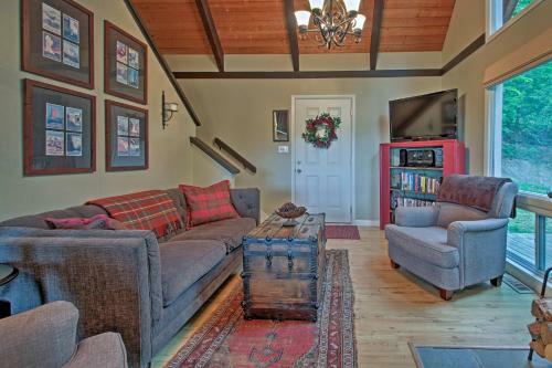 Conway Area Chalet With Mountain Views And Fire Pit!