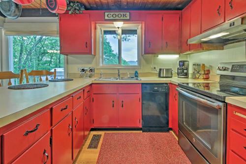 Conway Area Chalet With Mountain Views And Fire Pit!