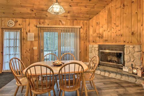 Lakeview Forest Cabin With Deck, Walk To Beach!
