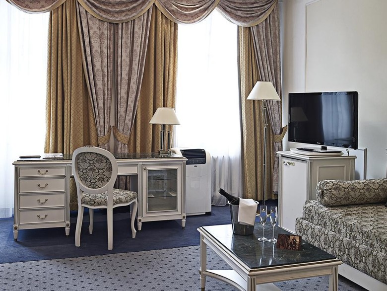 Hotel Ambassador-zlat� Husa