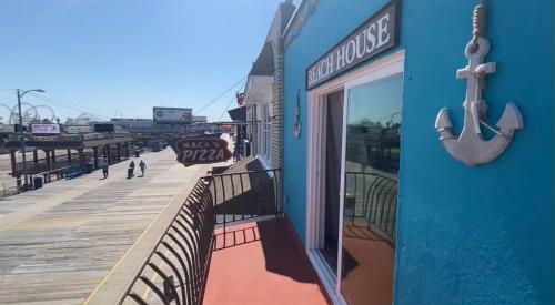 Affordable Beachfront Apartment With Balcony Sleeps 8