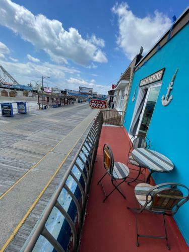 Affordable Beachfront Apartment With Balcony Sleeps 8