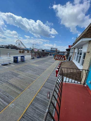 Affordable Beachfront Apartment With Balcony Sleeps 8