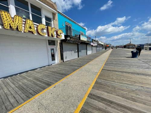 Affordable Beachfront Apartment With Balcony Sleeps 8