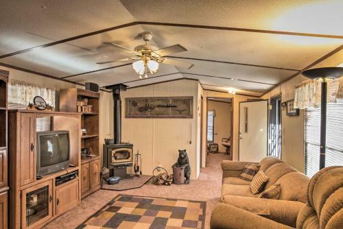 Rustic Cloudcroft Cabin With Deck-near Skiing And Fishing!