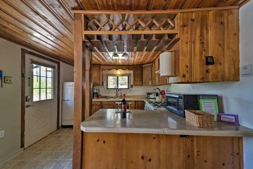 Cozy Outdoorsy Haven By Golf Course With Deck!