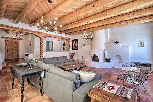 Updated El Prado Home With Game Room And Mtn Views