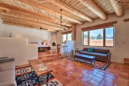 Updated El Prado Home With Game Room And Mtn Views