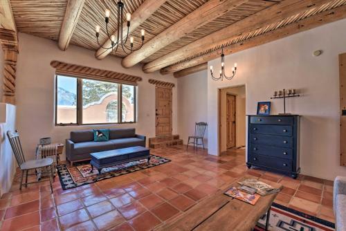 Updated El Prado Home With Game Room And Mtn Views
