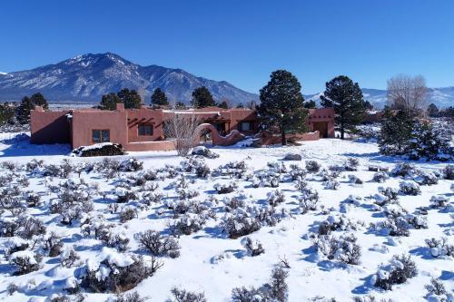 Updated El Prado Home With Game Room And Mtn Views