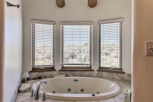 Rancho De Taos House With Balcony And Panoramic Views!
