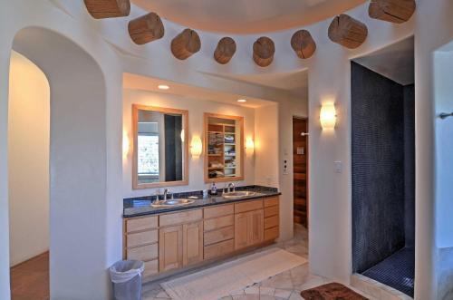 Rancho De Taos House With Balcony And Panoramic Views!