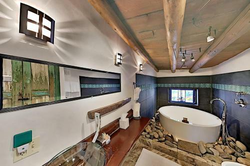 Apartamento Luxe 2-unit Hideaway - Historic Suite & Casita Duplex