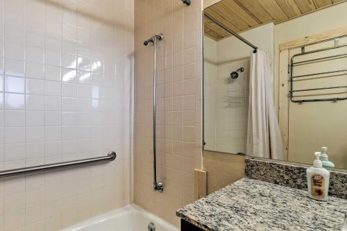 Apartamento Lavish Condo With 2 Decks - 5mi To Ruidoso Downs
