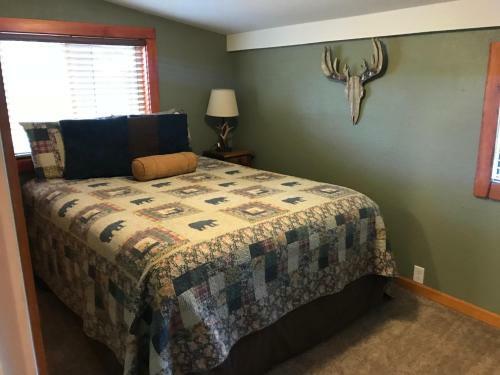 Gonzales Cozy Little Bear Cabin