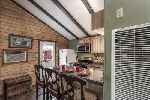 Whispering Pine Cabins- Bear Country-upper Canyon