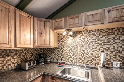 Whispering Pine Cabins- Bear Country-upper Canyon