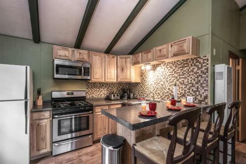Whispering Pine Cabins- Bear Country-upper Canyon