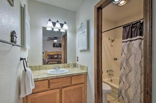 Cozy Bear Hill Cabin With Hot Tub And Game Room!